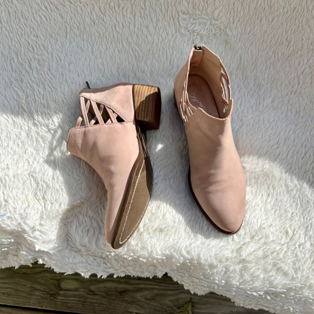 Seychelles Dusty Blush Suede Lattice Side Cutout Ankle Boots - Picture 2 of 12